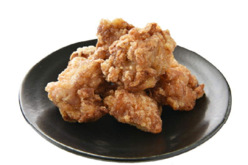 黒い皿に乗った唐揚げ