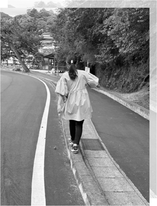 縁石を歩く後ろ姿